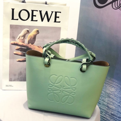 LOEWE羅意威 I LOEWE YOU 全新 Anagram Tato 印花托特包 現貨get 曾黎同款 優雅知性，氣質十足 將品牌經典圖案融入皮革其中，形成了一個標誌 裡外牛皮革與編制提手讓整個包都挺括了起來，質感滿滿