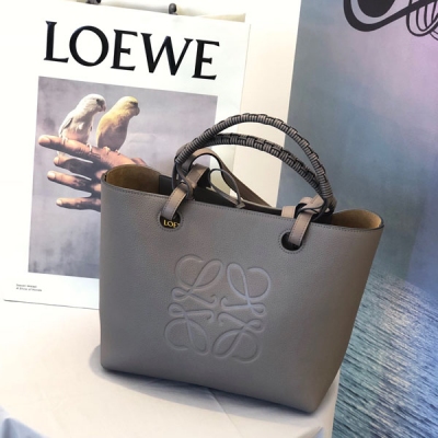 LOEWE羅意威 I LOEWE YOU 全新 Anagram Tato 印花托特包 現貨get 曾黎同款 優雅知性，氣質十足 將品牌經典圖案融入皮革其中，形成了一個標誌 裡外牛皮革與編制提手讓整個包都挺括了起來，質感滿滿