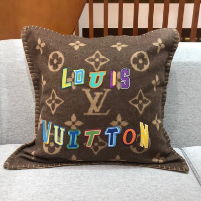 LOUIS VUITTON LV 路易威登 × NBA Letters抱枕 LV 路易威登 新款限量NBA聯名 毯子和靠墊真的是超級推薦！買了絕對覺得超值！六月份剛發佈的Louis Vuitton ×