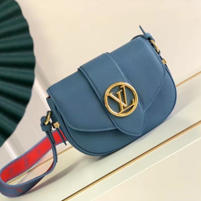 LOUIS VUITTON LV路易威登 M58727 M58729 LV Pont 9 Soft 手袋取材粒面小牛皮，以源自品牌檔案的 LV Circle 標識注入典雅氣息。Monogram 花簇藏