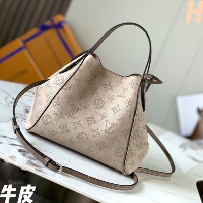 Louis Vuitton LV路易威登【特級精品原廠皮M54351大象灰】 HINA小號手袋採用雙重設計 包身正中配有彈簧扣 可折疊 可伸展 在Tote手袋與摩登水桶包之間自如切換，由小牛皮裁制而成並採用鏤花裝飾，輕質而舒適，日常背攜的理