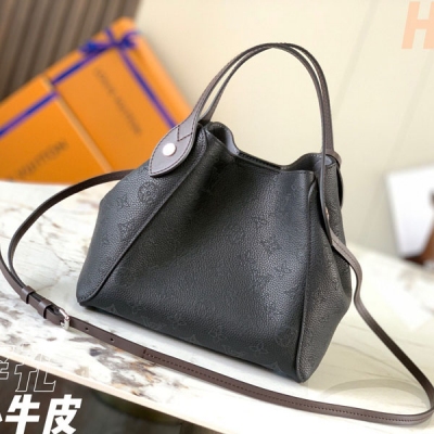 Louis Vuitton  LV路易威登【特級精品原廠皮M54350黑色】 HINA小號手袋採用雙重設計 包身正中配有彈簧扣 可折疊 可伸展 在Tote手袋與摩登水桶包之間自如切換，由小牛皮裁制而成並採用鏤花裝飾，輕質而舒適，日常背攜的理