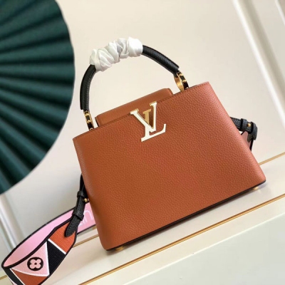 LOUIS VUITTON LV路易威登 M58610 M94755 BB 本款 Capucines BB 手袋取材 Taurillon 皮革，為寬幅肩帶一面刺繡路易威登標識，另一面借喀喇昆侖山脈之名