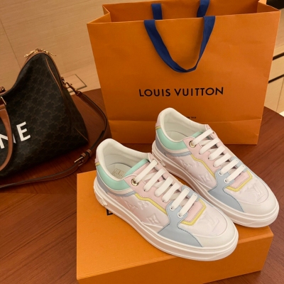 LOUIS VUITTON LV路易威登 新款厚底運動鞋 原版購入開發，馬卡龍配色超級青春、老花配色時尚減齡、超級耐看。可甜可鹹！閉眼入！夏天必入單品！鞋面頂級牛皮，質感細膩媲美正品！內裡墊腳原版一致