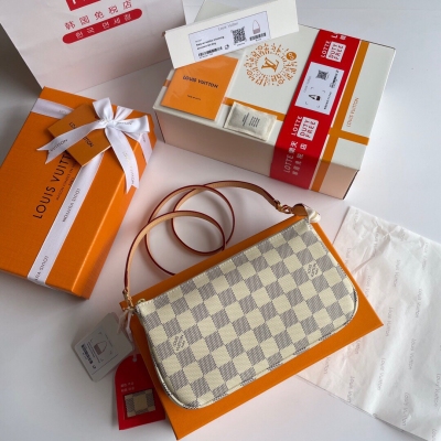 LOUIS VUITTON LV 路易威登 款號 N41207 小挎包，麻將包帆布製成的一款小巧輕便的手袋，可手提可斜挎，它是你出席任何場合都可以攜帶的經典款式。拉鍊款式設計是使用更便捷。size ：