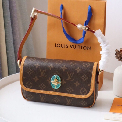 LOUIS VUITTON LV 路易威登 M40078中古小金豆豆 小號Monogram Tikal PM 的小號單肩包，腋下包，趣味翻蓋設計，包身邊緣的皮革拼接增加細節感。尺寸W22.5×H13×