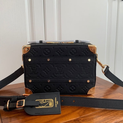 LOUIS VUITTON LV 路易威登 LVXNBA HANDLE TRUNK 郵差包M57971NBA 聯手打造 Handle Trunk 手袋，以擁有籃球紋理的 Monogram 壓紋粒面皮革