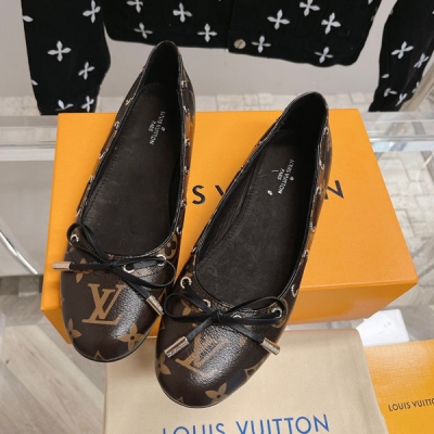 LOUIS VUITTON LV 路易威登 全新系列豆豆鞋，經典百搭款，精緻的油邊工藝確不繁複，超級耐看，配色更添活力，細節好到爆，上腳非常舒適！鞋面原版老花皮/壓印牛皮/丹寧牛仔布，裡墊絲綢牛皮，耐