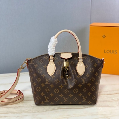 LOUIS VUITTON LV 路易威登 M45986 Boétie 小號拉鍊托特包採用 Monogram 帆布、皮革飾邊和織物內襯，搭配掛鎖和 LV 壓紋皮革牌。柔軟質地確保日常舒適背攜，雙手機袋