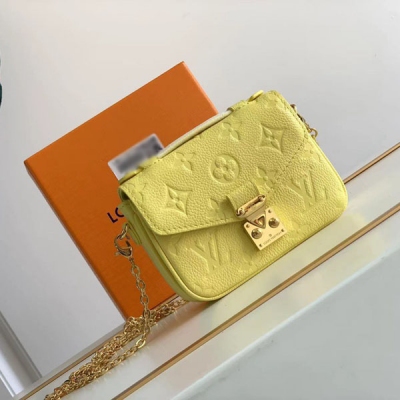 LOUIS VUITTON LV 路易威登 M81389 81390 本款 Micro Métis 鏈條包取材柔軟的 Monogram Empreinte 皮革，以袖珍尺寸濃縮經典 Pochette 