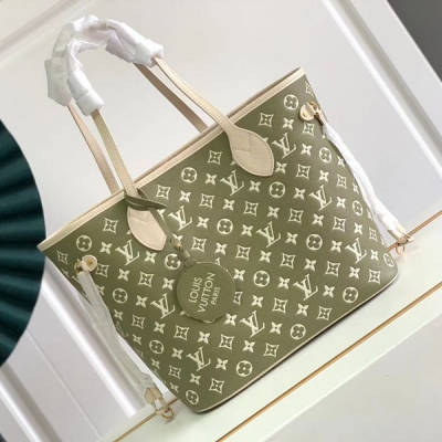 LOUIS VUITTON LV 路易威登 M45686 M46102 作為 Monogram Empreinte 系列成員，此款 Neverfull 中號手袋為柔軟牛皮革矚目壓印 Monogram 