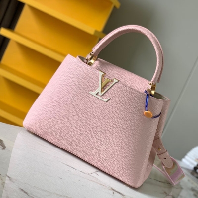 LOUIS VUITTON LV 路易威登 特級精品原廠皮 M59438繡花巴黎粉金扣 本款 Capucines 中號手袋邂逅繁花的澎湃美感，為寬幅肩帶刺繡大號 Monogram 花卉圖案，與 Tau