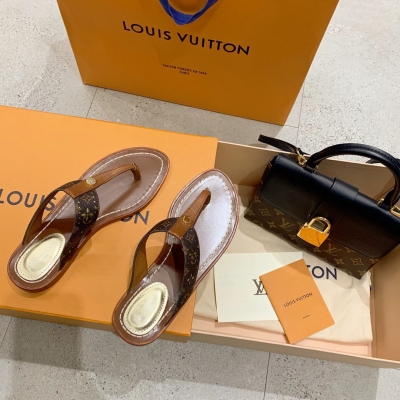 LOUIS VUITTON LV 路易威登 春夏最新款涼拖，獨家首發！LOCK IT平底拖必入系列！絕美好物，雕紋老花圖案 時尚耐看 氣場十足，漸變老花 粉系少女心，超級夏天！鞋面頂級老花材質，義大利