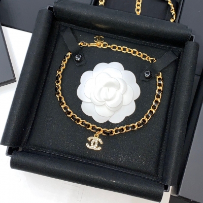 Chanel香奈兒 Vintage Choker 非常推薦，上身效果一級棒，Vintage這樣一股濃烈的復古風，在現在看來確是特別得賦有現代的時尚感，一款值得你收藏的 Vintage Choker 現貨秒發