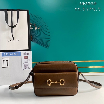 GUCCI古馳 新款。市場頂級獨家控貨，專櫃品質 採用進口牛皮，原廠五金！精緻做工。獨家實物拍照品質如圖可見。款號: 645454。尺寸：寬22.5*高17*側寬6.5。顏色：克色全皮 配全套專櫃包裝