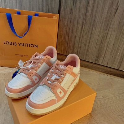 LOUIS VUITTON LV路易威登 2021新款Trainer系列休閒低幫運動鞋，代購級別，市場最高版本！此次取材Monogram壓紋小牛皮，歷經七小時的匠心縫紉成就繁複結構，搭配點綴 Mono