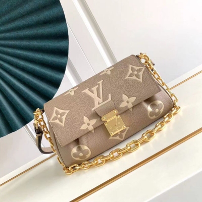 LOUIS VUITTON LV 路易威登 M45813 M45836 FAVORITE 手袋Favorite 手袋為柔軟粒面皮革壓印超大 Monogram 圖案，溫和褶襇注入高定質感，磁扣全皮壓花鏈