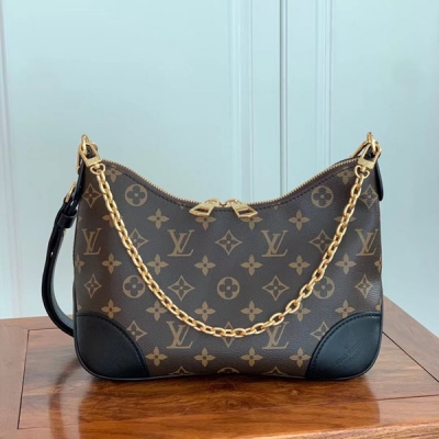 LOUIS VUITTON LV路易威登 M45831老花黑皮 Odeon 小號手袋，以 Monogram 帆布和加固皮革邊角傳遞復古意味。可調節肩帶便於肩背或斜挎，輕啟拉鍊即可取放隨行物品。尺寸：2