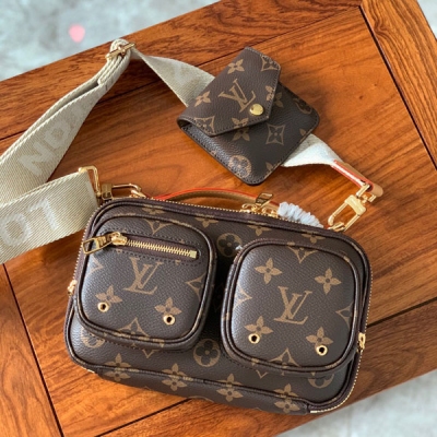 LOUIS VUITTON LV路易威登 原單M80446 Utility Crossbody 手袋以 Monogram 帆布塑造包身、頂部手柄和拉鍊頭。拉鍊外袋實現物品便捷取放，緊湊構型帶來輕巧體驗