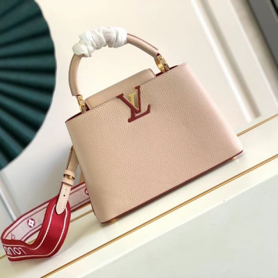 LOUIS VUITTON LV路易威登 M58610 M94755 BB 本款 Capucines BB 手袋取材 Taurillon 皮革，為寬幅肩帶一面刺繡路易威登標識，另一面借喀喇昆侖山脈之名