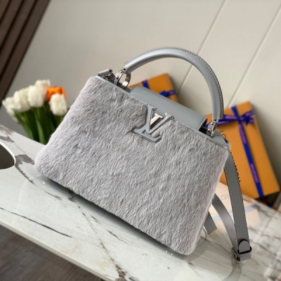 LOUIS VUITTON LV路易威登 特級精品原廠皮M48865水貂皮草灰色金扣 本款 Capucines BB 手袋取材 Taurillon 牛皮革和水貂皮草和皮革，吟唱冬日絮語。Monogra