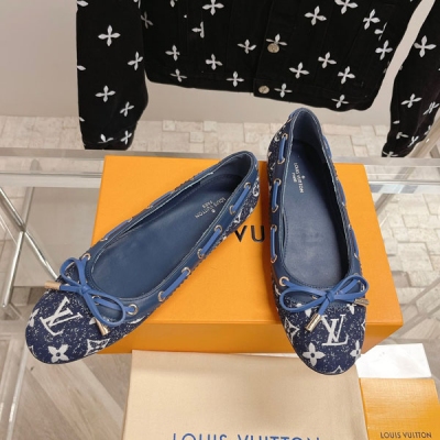 LOUIS VUITTON LV 路易威登 全新系列豆豆鞋，經典百搭款，精緻的油邊工藝確不繁複，超級耐看，配色更添活力，細節好到爆，上腳非常舒適！鞋面原版老花皮/壓印牛皮/丹寧牛仔布，裡墊絲綢牛皮，耐