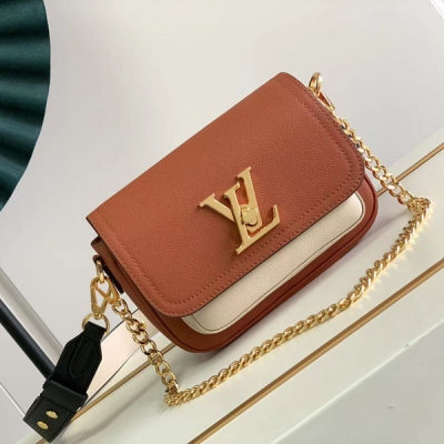 LOUIS VUITTON LV 路易威登 M58557 M58555LOCKME TENDER 手袋 Lockme Tender 手袋取材柔軟粒面小牛皮，其金屬 D 形環可懸掛個性配飾。可拆卸並調節