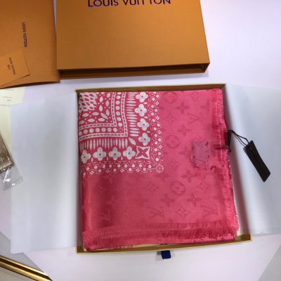 LOUIS VUITTON LV 路易威登 極致女人味~LV設計真的是非常走心真的很好看的設計~各個年齡段都很適合，非常襯氣色高出鏡率單品及其舒服的蛋白質纖維-重磅級真絲提花印花LV方巾柔軟光滑 輕盈