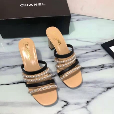 Chanel香奈兒 2021春夏專櫃新品涼拖 頂級品質，鞋面採用綿羊皮 +珍珠， 材質與原版一致， 鞋跟扣子大小材質對版正品，上腳特舒服！春夏百搭款！鞋面原版定制綿羊皮，內裡墊腳進口綿羊皮，義大利原版真皮大底