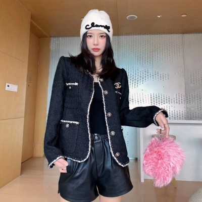 Chanel香奈兒 21fw 秋冬經典四口袋軟尼外套黑色系閉眼入！一輩子不過時的優雅時髦 銀白配色的織帶非常高級冷豔 日常通勤都OK 自帶女主角氣場 贈送胸針防塵袋