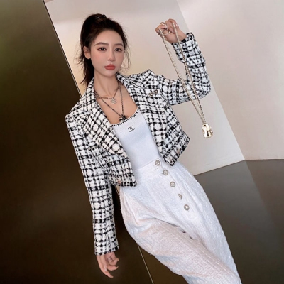 Chanel香奈兒 2022fw 秋冬短款翻領外套財閥千金標配 超閃水磚紐扣質感無敵 時髦又高級 齊腰小短款視覺上很大程度修飾身材比例 肩線做的超大氣任何身材都能輕鬆get直角肩 搭配連衣裙也巨美！贈送胸針防塵袋 現貨發售 SML