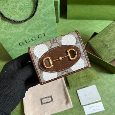 GUCCI古馳 這款單品是Gucci Parade精選中的一款驚豔之作，採用繽紛亮麗的幾何圖案，令人聯想起騎師們氣宇軒昂的制服。取名靈感源自馬場的沙圈或賽前鞍具著裝場。賽前，馬匹會在此跑動熱身，以便觀看賽馬的觀眾挑選心中贏家