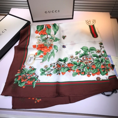 GUCCI古馳 氣質女人~專櫃同步來自當紅的Gucci，品質絕佳，真的妥妥的集合大牌的奢華，女人味和時髦於一體 100%桑蠶真絲，柔軟.光澤 定制級面料.賦予了圍巾容易造型.非常重磅奢華的設計，上身卻別樣襯得高貴氣質！簡單的