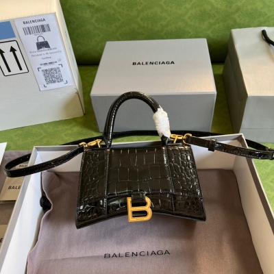 Gucci古馳 全網首發BALENCIAGA × GUCCI 聯名在GUCCI誕辰百年之際發佈了全新“Aria-時尚詠歎調”系列兩個品牌的經典款式和全皮的結合，非常驚喜！型號：5928331。尺寸：19*13*8cm。顏色