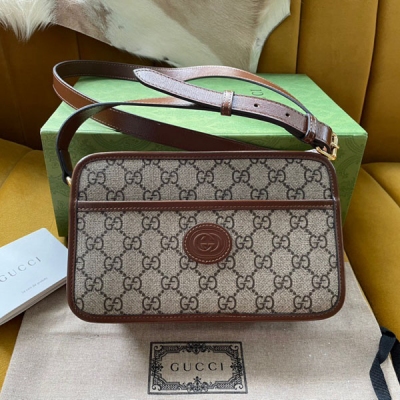 GUCCI古馳 原廠皮 Gucci 658572設計真是深得我心整個包只有一點五金點綴卻滿滿設計感正面還設計了一個外部口袋做裝飾依舊最保守的拉鍊設計卻很時尚肩帶長短可以任意調節!尺寸 22.5*14*7cm