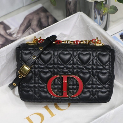 Dior迪奧 Dior Caro 七夕限定系列 M8017中號 M8016小號 Dior amour 限定系列，結合典雅氣質與現代風範。採用牛皮革精心製作，搭配心形圖案藤格紋緝麵線。翻蓋飾以復古金色飾面金屬“C.D”扣環，靈感源自 香水瓶的