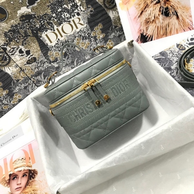 Dior迪奧 化妝包Dior Travel 手袋彰顯本季風采。精心製作，搭配藤格紋緝麵線，飾以“Christian Dior”壓花標誌。主隔層帶有拉鍊開合，可收納手機、錢包、AirPods 耳機套和筆記本。這款手袋是一款理想的日常良伴，搭配