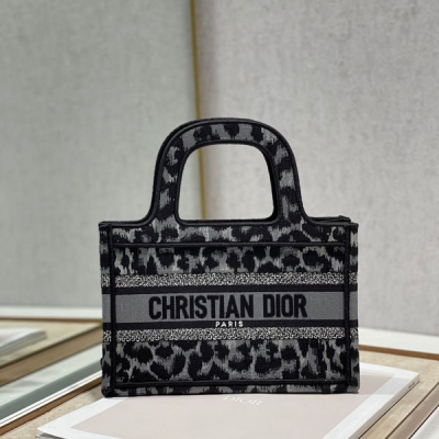 Dior迪奧 CD 灰色豹紋 迷你號 Dior Mini Book tote 復古又時髦的凹造型單品 精湛的刺繡工藝完美呈現 隨手一搭就能給搭配帶來亮點 這款mini號太闊愛了！小的包型裝點零碎的小東西也很方便呐 誰用誰時髦 稀飯高顏值的小