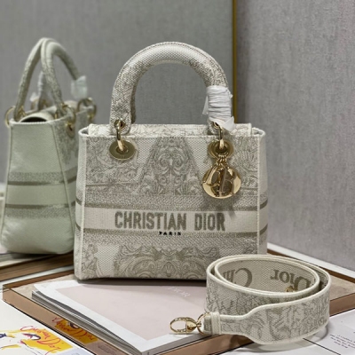 Dior迪奧 金屬貓頭鷹刺繡戴妃 LADY刺繡戴妃包“CHRISTIAN DIOR”標誌時尚而柔美。飾以標誌性“D.I.O.R.”吊飾，為精美的輪廓增添一分靈動。搭配大號可拆卸雙面刺繡肩帶，可隨心選擇背挎方式。可拆卸雙面刺繡寬肩帶，內部拉鍊