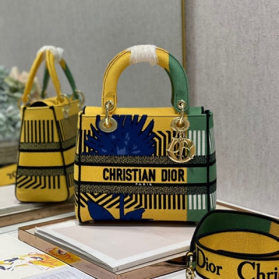 Dior迪奧 黃綠樹刺繡戴妃 LADY刺繡戴妃包“CHRISTIAN DIOR”標誌時尚而柔美。飾以標誌性“D.I.O.R.”吊飾，為精美的輪廓增添一分靈動。搭配大號可拆卸雙面刺繡肩帶，可隨心選擇背挎方式。可拆卸雙面刺繡寬肩帶，內部拉鍊口袋