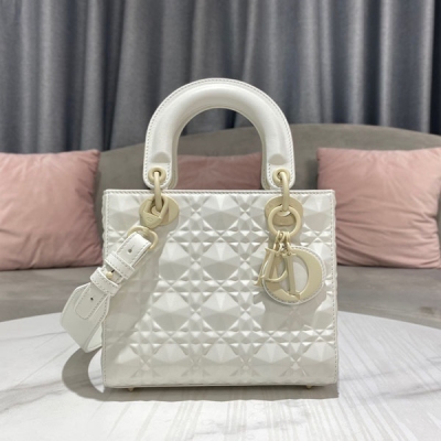 Dior迪奧 新品 小號 四格LADY DIOR MY ABCDIOR 手袋 黑色牛皮革鑽石形狀藤格紋 這款 Lady Dior My ABCDior 手袋集中體現了 Dior 對典雅和美麗的深刻洞見。採用黑色牛皮革精心製作，以鑽石形圖案煥