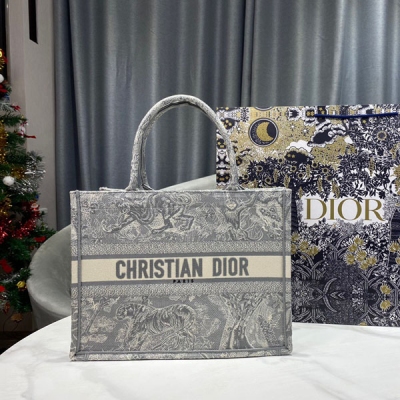 Dior迪奧 新品 新灰老虎小號 小號 BOOK TOTE 手袋 灰色刺繡 Reverse 茹伊印花 這款 Book Tote 手袋由 Dior 女裝創意總監瑪麗亞·嘉茜婭·蔻麗 (Maria Grazia Chiuri) 設計，是體現 D