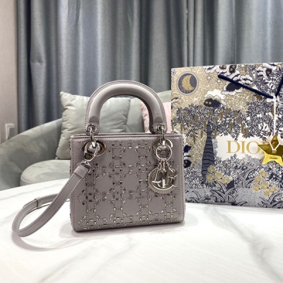 Dior迪奧 C1004 灰色綢緞 Lady Dior mini 三格燙鑽迪&緞面鑲鑽戴妃包 絲綢在不同角度燈光下閃現不同色彩，明暗交接的立體感讓緞面更上一個檔次 無處不在的曝光率，明星，網紅最愛size：17x15x7cm