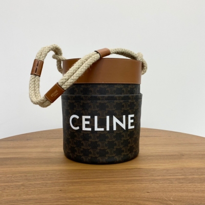 Celine BUCKET CORDE 麻繩水桶春夏新品：熱門款、質感顏值並列當季吃香陳列！復古文藝夾帶著性冷淡！阻擋不了的氣場！四季可搭TRIOMPHE CANVAS標誌印花 牛皮包邊 織物面料襯裡 肩背 2個外側扁平口袋 配對繩編肩帶長