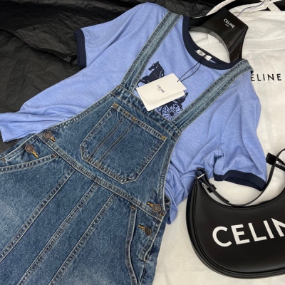 Celine 2022/fw 超減齡背帶裙來咯 前面小口袋簡約不簡單 小個子衣櫥裡絕對少不了可愛又減齡的背帶裙 搭配T恤妥妥元氣少女！SML