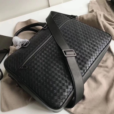 BV Bottega Veneta B家516110公事包設計精美 結實耐用 包面整體採用手工編織 側面為光滑的皮革材質 筒形提手 配有可調節和拆卸的肩帶 頂部採用雙拉鍊設計 正面和背面寬大的拉鍊袋提供更多存儲空間 是您日常使用最佳搭檔噢 