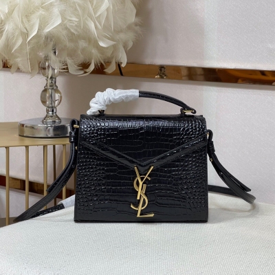 Yves Saint laurent YSL聖羅蘭 cassandra 信封包升級款，全新小鱷魚紋，加了手柄，改為可拆卸的肩帶，比老款震花了不少，內部寬敞多了，YSL又多了一款常年跑量款，絕對經典之作。尺寸：20x16x7.5cm 型號：5