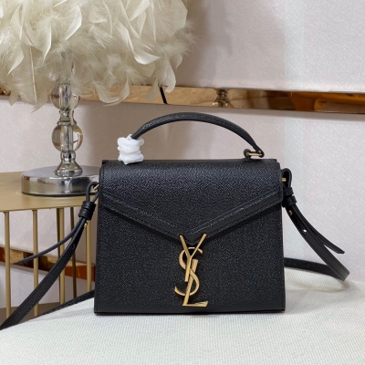 Yves Saint laurent YSL聖羅蘭 cassandra 信封包升級款，加了手柄，改為可拆卸的肩帶，比老款震花了不少，內部寬敞多了，YSL又多了一款常年跑量款，絕對經典之作。尺寸：20x16x7.5cm 型號：532753