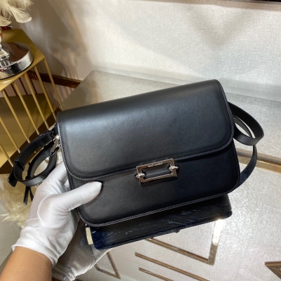 Yves Saint laurent YSL 聖羅蘭 mailon 2021 夏季火爆新款 翻蓋包，磁性矩形鏈節開合設計 ，一個主隔層，一個拉鍊袋，一個平袋，簡約復古 且百搭 日常大小必備 光滑小牛皮讓人愛不釋手 型號：657186 尺寸：