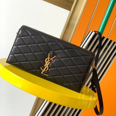 Yves Saint Laurent YSL聖羅蘭 2021秋季鑽石絎縫小羊皮鏈條包，裡外都是羊皮手感柔軟細膩超多卡位，超實用的一款包包單肩斜挎手提都可以！尺寸：26*13*4cm 款號：678828